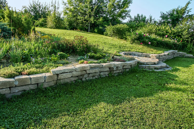 Aménager un jardin en pente