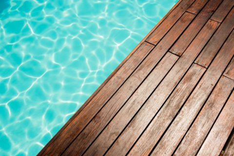 Comment entretenir une piscine semi-enterrée ?