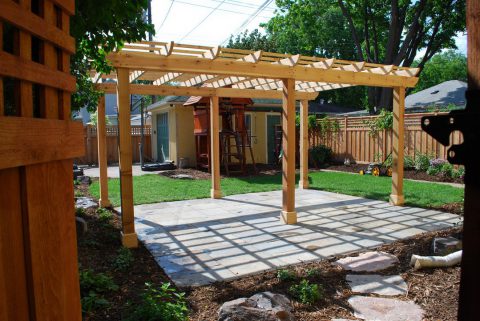 Pergola sur-mesure ou en kit ?