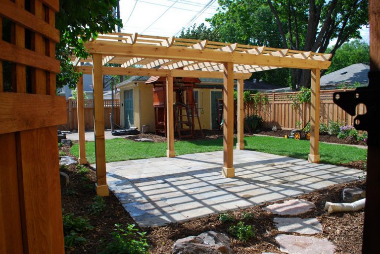 Pergola sur-mesure ou en kit ?