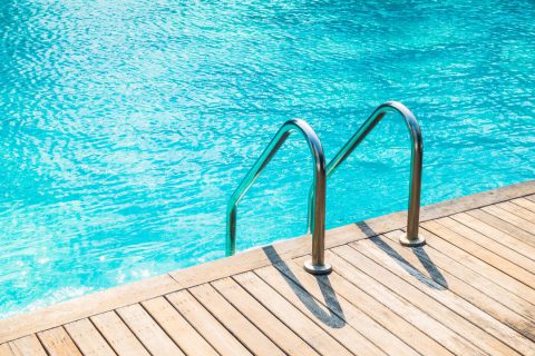 Zoom sur la piscine en bois