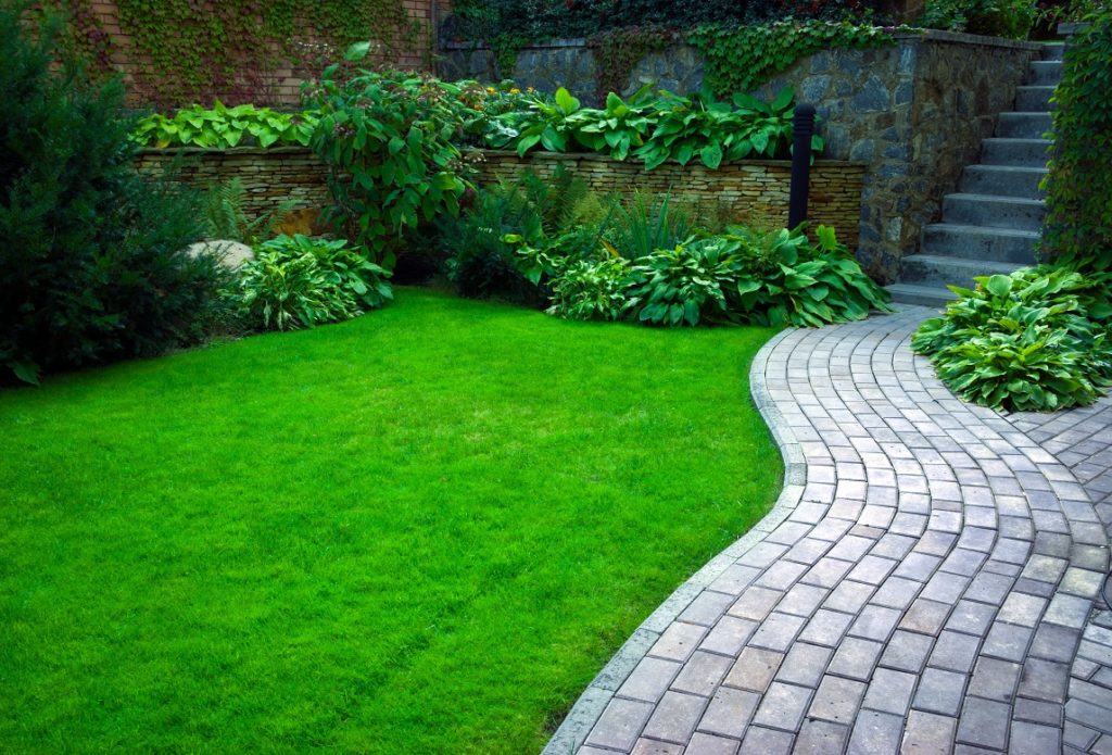 Allée de jardin en pavés